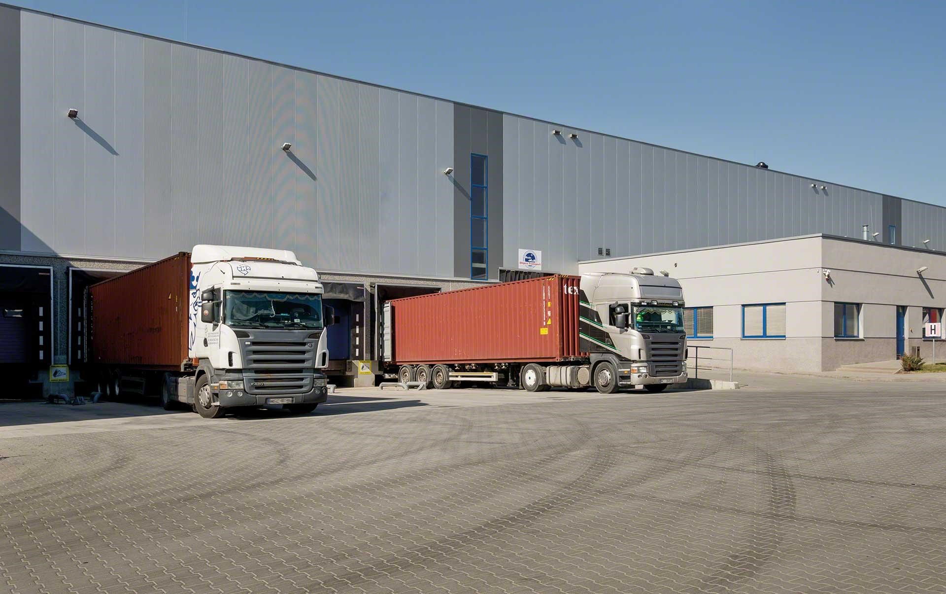 M6P1-2 Camiones efectuando la descarga de mercancías en los muelles del almacén.jpg